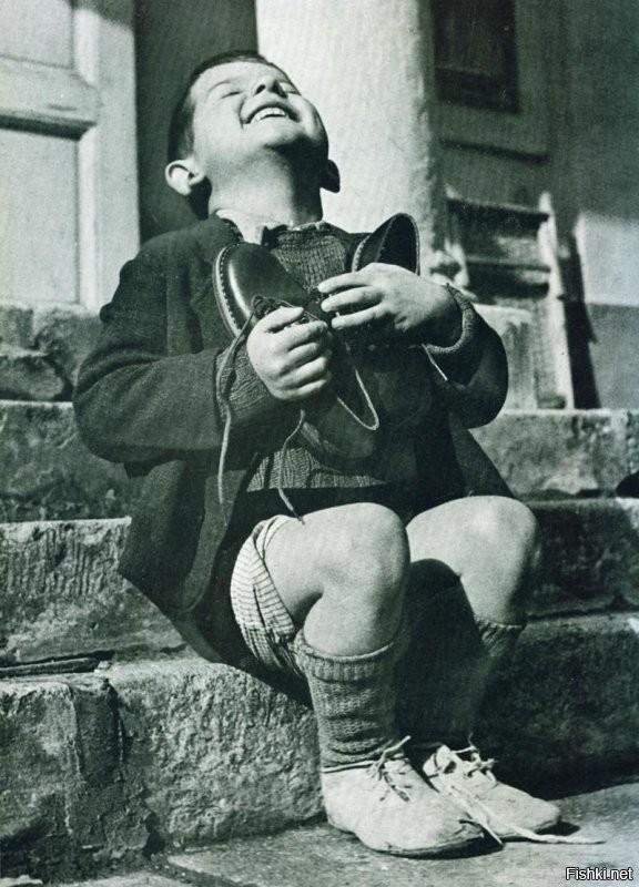 6-летний мальчик, который живет в детском доме в Австрии, радуется и обнимает новую пару обуви, подаренную ему Красным Крестом. (1946)
