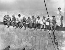 зачем он киану ривза с фотки убрал?