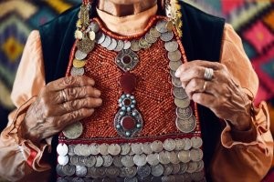 Под домашним насилием, я так понимаю, подразумевается принудительное приготовление борща с мантами, вместо просиживания юбки в интернете целыми днями и запрет тратить мужнины деньги (своих-то нет - некогда геймерам работать) на донат в играх? 
Ужос нах какой! 

Но и муж у неё тоже странный. В исламе, достаточно трижды вслух, при свидетелях, произнести слова: "не жена!" и всё... Баба, в чём была, без ручной клади - покидает дом навсегда. 

Именно поэтому, у мусульман, такую популярность получило традиционное женское украшение - Манисто/Монисты, сделанные из монет. Чтоб при "разводе", хоть какую-то денежку с собой иметь.