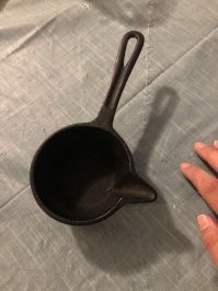 тигель называется. и не обязательно свинец. и не обязательно для пуль. просто для плавки металла, можно и серебро с золотом для ювелирки в таком плавить.