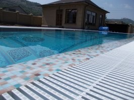 поэтому современные бассейны делают с "переливом" - подача воды идет снизу, и когда чаша бассейна заполняется вода переливается через край в специальный лоток - и уже оттуда попадает в систему фильтрации. плюс за счёт этого из бассейна вымыват всякую плавающую на поверхности фигню, типа отклеившихся пластырей, накладных ресниц и насекомых ...