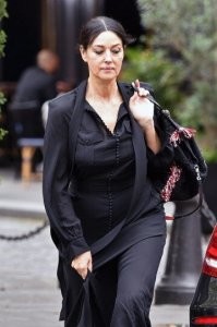 Красивая женщина, но увы, время никого не щадит. Без фотошопа она выглядит гораздо хуже. Сколько можно вбивать остальным комплексы? Можно было чуть-чуть обработать, а не превращать в 30-летний манекен.
Париж, июль 2020, фото без обработки: