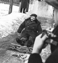 Фидель Кастро приземляется в Москве на своем ковре-самолете....