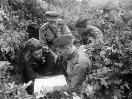 Это что за ЧМО в кадре?!
Вот так выглядели командиры РККА!