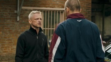 Видел его только в одном фильме-"Все и сразу". Очень классная, кстати криминальная комедия. В стендапе видел тоже его одно выступление. НУ, относительно смешно.Обыгрывал то, что играет мента в сериале, и пацаны на районе с ним как с ментом начинают общаться.