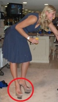 Вот кто мне скажет, зачем эти жирафы ещё и такую обувь напяливают!?