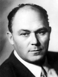 "Ладынина порекомендовала посмотреть актера театра им. Вахтангова Сергея Лукьянова, но режиссер его пробы забраковал."

Я б тоже забраковал... )))) Без грима, в гриме еще в одном известном фильме... )