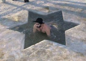 "Либо трусы надень, либо крестик сними": в соцсетях посмеялись над окунавшимся в прорубь Соловьевым