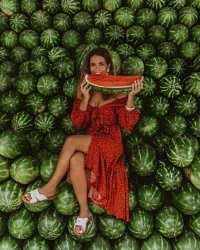 Девушка, платье в горошек и арбузы, любят фотографы эту композицию