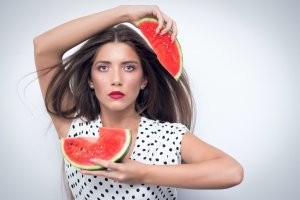 Девушка, платье в горошек и арбузы, любят фотографы эту композицию