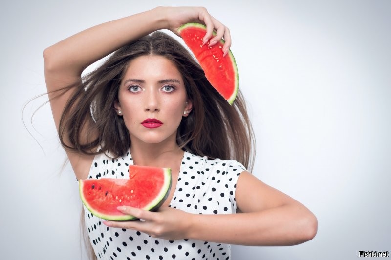 Девушка, платье в горошек и арбузы, любят фотографы эту композицию
