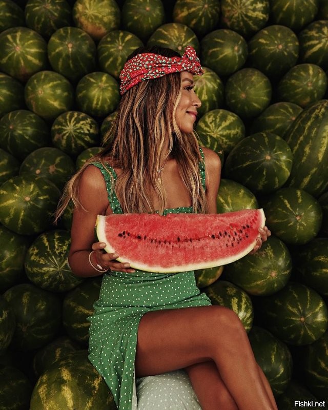 Девушка, платье в горошек и арбузы, любят фотографы эту композицию