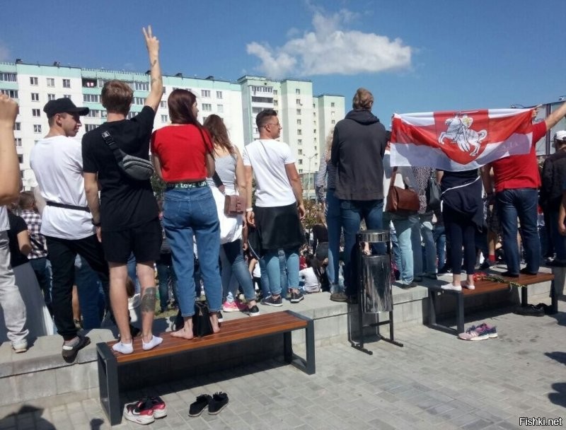 За весь период протестов в Минске, была разбита только одна витрина кафе. И то дубинкой начальника УБОПиК.
интересно, где то еще снимают обувь во время протестов?