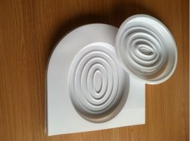 Всех своих котов приучал к унитазу очень легко, буквально за 2-3 недели, а не за месяцы. Лоток через 2-3 дня поднимаешь все выше и выше до высоты унитаза, потом на унитаз, потом убираешь и все. Раньше приходилось какие-нибудь сеточки изобретать, а с появлением вот таких приспособлений все проблемы разрешились сами собой. Только не покупайте в самизнаетекаком китайском магазине, там они очень тонкие, ломкие и стоят дороговато. Сейчас они продаются практически везде в зоомагазинах.