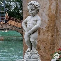 "Исчезающий туалет Это туалеты, которые "растут" из земли. Чтобы НЕ ПОРТИТЬ общий ВИД городского пейзажа..."
© Fishki.net
Ну да-ну да!
Закрытая кабинка или полноценное здание, где можно не только по маленькому сходить, и не только мальчикам, им видите-ли вид портит общий!
За то ССУЩИЙ посреди улицы взрослый мужик - видимо верх эстетического наслаждения!
Ну никак не могут ивропейцы, чтобы хрен журчащий не выставить напоказ...