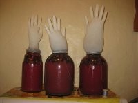 Первый раз вижу такие "толстые" банки. Горловина, вроде стандартна, высота - тоже, как у 3-х литровок. А вот ширина, наводит на мысли, что там не совсем 3 литра. Литров 5-6.
Не встречал такого литража, ни при советах, ни после. Может импорт или кооператив перестроечный?
У нас такие бы, во времена горбачёвского "сухого" закона, пользовались большим спросом. Тогда "домашнее вино" много кто изготовлял...
Вот они - липкие ладошки Перестройки!