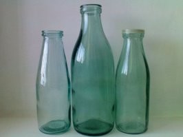 Картонная коробка, где виден уровень молока Вроде бы мелочь, но приятно.
 © Fishki.net
*
 А чем вас не устраивали стеклянные бутылки?
И видно, и утилизировать не надо. и дома можно использовать, и сдать - за денюжку...
Сначала отказываются от нормальной тары, а потом "изобретают" велосипед.
*
Очень напоминает современных охотников:
- Зачем тебе камуфляжный костюм?
- Я же на охоте! Чтоб быть незаметным в лесу! Слиться с деревьями!
- А рыжую жилетку со светоотражающими полосками зачем одел поверх камуфляжа?
- Нууу... Чтобы быть заметным для других на фоне леса, чтоб не подстрелили случайно...
- А как ты узнаёшь о приближении зверя?
- Наслух!
- А зачем тебе звукогасящие наушники?
- Нууу... Чтоб не повредить уши.
- А зачем тебе дробовик?
- Чтобы попасть по мелкой быстрой добыче, в которую не реально прицелиться. А вот за счет большого количества дробин, есть шанс, что хотя бы несколько, да и попадут.
- А зачем тебе 20-ти кратный оптический прицел на ДРОБОВИКЕ?
- Нууу... Да пошёл ты на хрен уже!!!