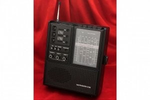 У нас "Меридиан-235" был. 

Помню, я в подростковом возрасте ставила его к стенке возле подушки, включала радио "Маяк" и под передачу "Театр у микрофона" засыпала)) "Читала" Мр3-книги, когда это ещё не было мейнстримом))))) 

Потом, когда стали появляться магнитофоны, но кассет с зарубежной музыкой ещё не было (а по радио их уже крутили), записывала с него себе сборники. 

Может, где-то лежит ещё, надо посмотреть "на антресолях"...