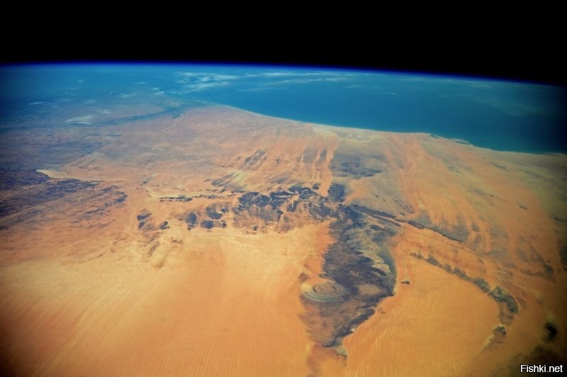 Если верить, что Атлантиду затопило, то получается песок - это дно. О том, как образуется песок на дне любого водоёма можно в книжках почитать.

А это фото останков древней Атлантиды (Сергей Кудь-Сверчков, 2020).
Видно как песок расползался вместе с отступающей водой.