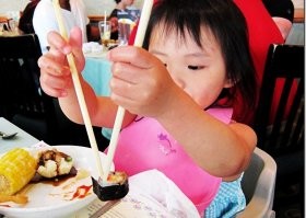 Как правильно держать палочки для суши: особенности японского этикета