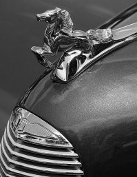 Вот для чего фигура на капоте, чтобы с него не сьезжать.