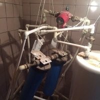 Тут все нормальнр, видимо плитку меняли, а втрубы от стены как то надо отодвинуть.