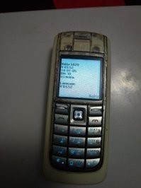 На днях 16 лет исполнилось; лежит себе как память) Зарядки на несколько лет хватает...)