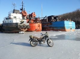 на мотоцикле ездим на вахту)