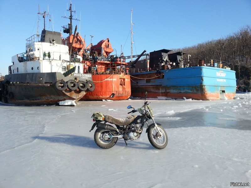 на мотоцикле ездим на вахту)