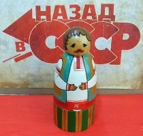 Сувенирный настольный радиоприёмник "Хохол" выпускался с 1985 года. Изготовитель не установлен. Диапазон АМ - неполный диапазон средних волн. Перестройка по частоте - изменением напряжения на стабилитроне и соответствующее изменение его ёмкости. Питание - 9 вольт, от батареи типа "Крона". Технических характеристик радиоприёмника нет, но что-то необходимое можно узнать из приведённой фото и видеоинформации.
Цинк: