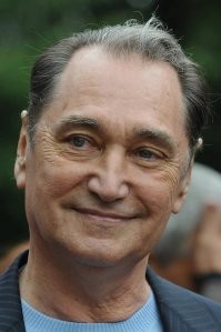 Некорректное сравнение. Грим, разный возраст...
Вот, к примеру 2 фото одного, недавно скончавшегося актера. Владимира Корнева.