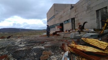 Вот - всё что осталось от когда то величайшего и одного из самых секретных объектов СГ-3 на Кольском полуострове. Думаю многие узнают это место. Жаль что всё так заброшено сегодня...