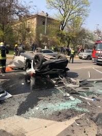 А у нас мадам добилась успеха  Бмв х6 и вылетела она с паркинга 6-го этажа и даже жива осталась  Даже ничего серьёзного пару ушибов. Литва/Вильнюс