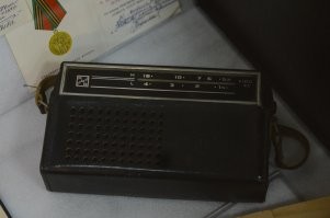 «Селга-402». Транзистроный приемник, куплен был родителями ещё до моего рождения, но я его в 87-88 гг. таскал с собой в лес по грибы - отлично работал! А какой запах был у кожанного чехла.....