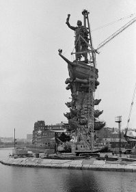 ващет это Колумб к 500 летию окрытия Америки. это потом он стал "к 300 летию российского флота". и если бы не Лужков, этого бы ужаса не было