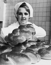 Обалдеть, какая красивая девушка! 

З.Ы. Нынешних дурочек, молодых и не очень, которые себя лепят из говна и при помощи говна, заставлять смотреть, пока не поймут, что такое настоящая красота.