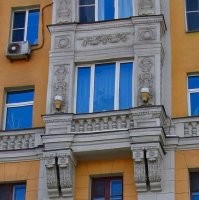 потому что конторам горзаказа можно фасады уродовать - а гражданам - АТИ и штрафы. неравенство перед законом рождает наплевательское к нему отношение. 
в Москве одной сколько такого (Белорусская м.):