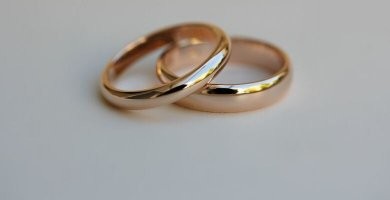 Теперь он как честный человек,должен жениться на нем !