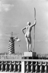 На площади Согласия, музеи все облазил я.
Скульптурами Родена любовался,
"Весна", "Мыслитель", "Поцелуй" - слепил он много б_я статУй.
А "Девушку с веслом", не догадался.