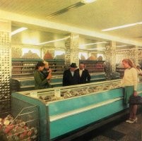 магазин "океан", помнится как моя маменька утром ходила за живой рыбой в далекие 70-е годы... пирамидные батареи консервов стояли до потолка...