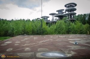 Ещё нашел в своих воспоминаниях это футуристическое место, которое никогда так и не запускалось на полную мощность - Испытательные стенды ВНИЦ ВЭИ или некоторые называют катушки Тесла. Находятся недалеко от Истры. Многие трансформаторы никогда не включались.