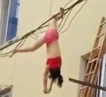 Иногда такие фокусы спасают им жизнь.
<<Любовница выпрыгнула из окна и повисла на проводах>>