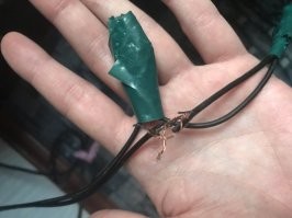 Зверюга рвет все провода)) Хозяйка скрутила как могла и говорит, что-то комп не загружается)