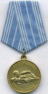 Сотрудники ДПС спасли девушку и несли её на руках до автомобиля