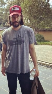 То есть она приняла решение ретушировать фотки, заранее зная какие могут быть риски.
Ну вот и получила. За всё надо платить.
За ложь людям, которая в её случае заключается в приукрашивании самой себя тоже будет расплата.
По поводу акков знаменитостей - вот вам киану ривз, например.

Чел не заморачивается. 
Потому что мы ценим его не за его гламурные фоточки, а за его умение играть в кино и за его отношение к жизни.
Или Джек Блэк - 

Люди НЕ парятся, не пытаются никому втюхать свои "искусственные прелести".

А тех кто врут всем - вот такие твари и будут всегда страдать :)