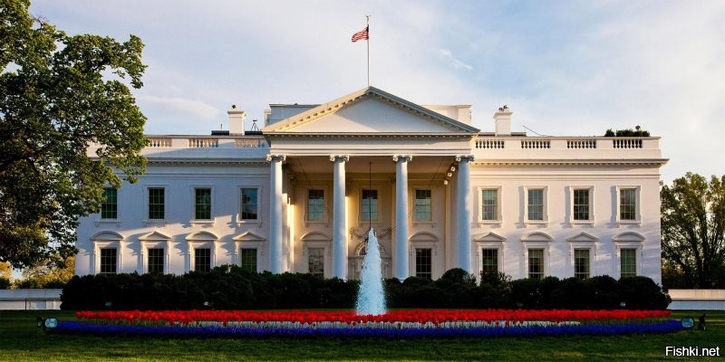 Белый дом как бы для президента США.. 
А что касаемо "дворца -