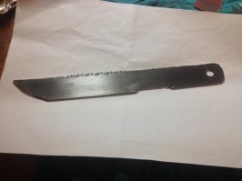 Во-во!
Финки с наборными ручками из оргстекла или с "розочками" и выкикидухи зыковские считались блатным жиганскими ножами. Но в большинстве случаев - примитивные заточки из лезвий промрубанка, обломков мехпилы или напильника.