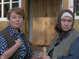 Нина Дорошина (Надежда) в жизни старше своей "соседки" из фильма "Любовь и голуби" Натальи Теняковой (Баба Шура) на 10 лет