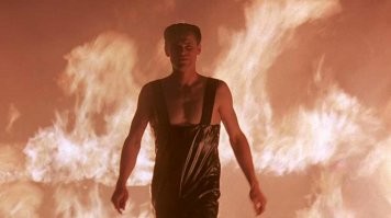 Уиллем Дефо в Улицах в Огне играл.