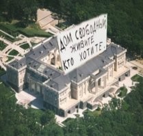 У Путина те же повадки африканских царьков. Хапать в три горла, жить в варварской роскоши,  когда народ получает нищенские зарплаты и пенсии. 
Этот его злосчастный дворец, который теперь как чемодан без ручки, и кинуть жалко, и деньги за него плачены, конечно,  не придет в запустение.  Хотя после того как усилиями команды Навального народу стало известно, как живет первый российский царь, и использоваться не будет. Путин же всенародно окрестился от своих хором, а другие владельцы не найдены.  Этот дворец будет содержаться на деньги налогоплательщиков, в него будут вбухиваться миллионы, как и в другие многочисленные резиденции президента.